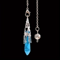 Detail van een zilveren holle hanger met blauwe turkoois zeshoekig prisma voor yoga pendel - Trompetbloem Zeshoekige Kolom / Blauwe Turquoise
