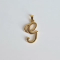 Vue macro d'un pendentif monogramme lettre g en acier inoxydable plaqué or 18 carats - Pendentif uniquement / Pendentif G