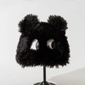 Dettaglio del cappello alla pescatora in peluche nero con occhi a cartone e orecchie d'orso - M (56-58cm) / Nero