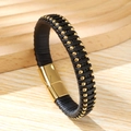Detail eines geflochtenen schwarzen Mikrofaser-Lederarmbands mit goldfarbenen Nieten - Schwarz/Gold