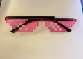Rosa transparente Pixel-Mosaik-Sonnenbrille mit schwarzen Bügeln für Partyspaß und Mode - Integriertem Nasensteg / Dunkelrosa (Zweireihig)