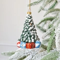 Weihnachtsbaum-Anhänger aus Harz mit Schneeeffekt und bunten Geschenkboxen am Sockel - Verschneiter Weihnachtsbaum / 8*8*12.5cm