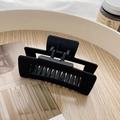 Matte schwarze rechteckige hohle Haarklammer für Damen auf einem Holztablett - 8.5cm / Matt Schwarz
