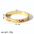 Detailansicht der 10 mm Breite und Innenmaße des goldenen Emaille-Armreifs mit 34 g Gewicht - Weißroter Wolkenstil (TB7113-WR)