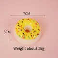Modèle de gâteau donut jaune artificiel avec éclats colorés sur fond rose pastel - Jaune