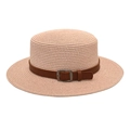 Vista lateral del sombrero de paja rosa con hebilla decorativa de cuero marrón - M / Rosa Claro