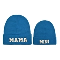 Dettaglio di berretti in maglia blu con ricami MAMA e MINI per coordinato famiglia - Set Genitore-Figlio MAMA+MINI / Blu Lago