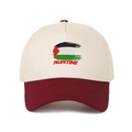 Dettaglio del ricamo della bandiera palestinese e testo su cappello bicolore - Beige/Rosso Vino