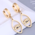 Nahaufnahme der goldenen Evil Eye Ohrringe mit blauem Edelstein und Spiegelglanz - Gold
