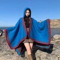 Poncho bleu à capuche avec motifs rouges en laine épaisse pour photos de voyage ethniques - LM309 Bordure Florale - Bleu Paon