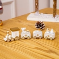 Detail eines weißen und goldenen Holz-Weihnachtszugs mit Bären- und Schneemannfiguren - 4 Segmente / Weiß