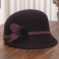 Détail d'un chapeau cloche en laine avec feuilles en tissu et pompon doux décoratif - M (56-58cm) / Rouge Pourpre (Avec Boule de Fourrure de Vison et Décoration de Nœud)