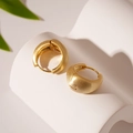 Orecchini a cerchio dorati minimalisti con finitura spazzolata opaca e cerniera - Cerchio Geometrico Oro
