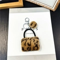 Detail von Plüsch-Mini-Taschenanhänger mit Leopardenmuster, Karabinerhaken und Bommel - Khaki