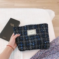 Detail van tweed clutch met blauw zwart weefsel en Time To Party label erop - Blauw-zwart Geruit