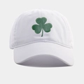 Gros plan d'une casquette blanche délavée avec broderie de trèfle vert et coutures nettes - Blanc