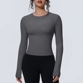 Détail du haut de sport gris foncé ajusté avec passe-pouces et tissu respirant - Gris Graphite