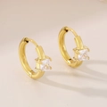 Dettaglio degli orecchini a cerchio dorati con castone di cristallo trasparente quadrato - Oro Bianco(KE114023-GC)