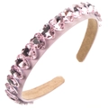 Dettaglio del cerchietto con cuori di cristallo rosa e tessuto in raso elegante - Rosa