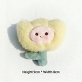Vue détaillée d'une tulipe en peluche jaune souriante de 9cm x 8cm sur fond texturé blanc - Version Originale / Jaune
