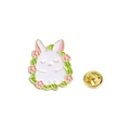 Lindo broche de conejo blanco esmaltado con flores rosas y borde dorado para bolsos - Conejo con Ojos Cerrados con Flores