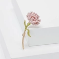 Elegante spilla a fiore di garofano rosa in finitura dorata con accenti di foglie verdi - Rosa