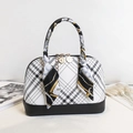 Mini Muschel-Handtasche im weißen Karomuster mit elegantem Seidenschal am Griff - Weiß