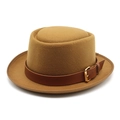 Détail du chapeau en laine camel avec bande en cuir marron et boucle dorée - M (56-58cm) / Kaki