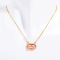 Dettaglio della collana placcata oro 18K con gemma rosa sfaccettata e bordo decorato - Rosa Chiaro