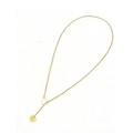 Collana dorata a forma di cuore con lettera K traforata su un fondo bianco pulito e nitido - Lettera C(C)