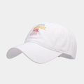 Dettaglio cappello bianco in cotone con scritte colorate MAMA MOMMY MOM BRUH ricamate - Regolabile / Bianco