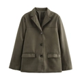 Vue détaillée du blazer vert olive foncé avec texture mate, revers et poches à rabat - S / Vert Militaire