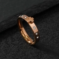 Anello croce in acciaio inossidabile oro rosa lucido con zirconi tondi brillanti - US 6 / Oro rosa