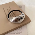 Minimalistische zilveren metalen haarelastiek met elastisch touw op vintage krantendecor - Halve Maan / Zilver
