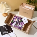 Exquise geschenkdoos met paarse zeepbloemen en aromatherapie-set in een beige tas - Aroma Bloem Paars
