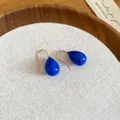 Pendientes de gota azules con ganchos dorados en bandeja de madera y lino - Oro con Azul Oscuro