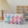 Dettaglio di un astuccio arcobaleno con trama a bolle e chiusura lampo sulla scrivania - Sfumatura Macaron Blu Rosa Viola / Colore Arcobaleno 3