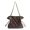 Sac seau matelassé marron foncé avec chaîne dorée et fermeture à cordon coulissant - Marron