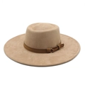 Flacher Fedora Hut aus Wildlederimitat in Camel mit dekorativem Lederband und Schnalle - M(56-59CM) / Camel