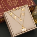 Dettaglio del set collana doppia dorata e orecchini a corona su scatola per gioielli - Stile 3 Corona