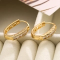 Irreguläre ovale Creolen mit 18K Goldbeschichtung und Zirkonia auf Samtbox - Goldene ovale einlagige Zirkon (43835)
