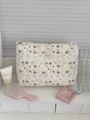 Dettaglio della trousse in velluto a coste floreale con cerniera e trapuntatura - Pochette in velluto a coste con fiori giallo mandorla