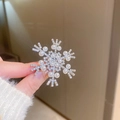 Élégante broche flocon de neige argentée avec cristaux brillants et perles blanches - Flocon de Neige Argenté Perle (58#)