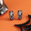 Makro-Detail von Sarg-Ohrsteckern für Halloween mit tanzendem Skelett-Muster - Sarg-Totenkopf
