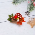 Detail der handgefertigten Pilz- und Igel-Haarklammer mit Pailletten und Filz - Großer Pilz-Igel