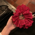 Elegante rode kanten scrunchie met hol patroon in de hand gehouden op donkere tasachtergrond - #12 Rode Kanten Holle Dubbele Laag