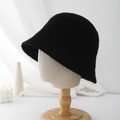 Detalle de un sombrero de pescador de punto negro con textura de felpa en maniquí - Ajustable / Negro