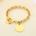 Detalle de la pulsera de cadena dorada de 9 mm con cierre de barra y medalla redonda - Dorado (KB167060-Z)