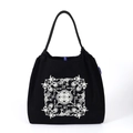 Bolso tote de lona negra con bordado de mandala blanco y etiqueta de marca MZTKIN - Mandala Paisley Negro