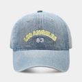 Dettaglio del ricamo Los Angeles 83 sul berretto da baseball in denim lavato - Regolabile / Azzurro